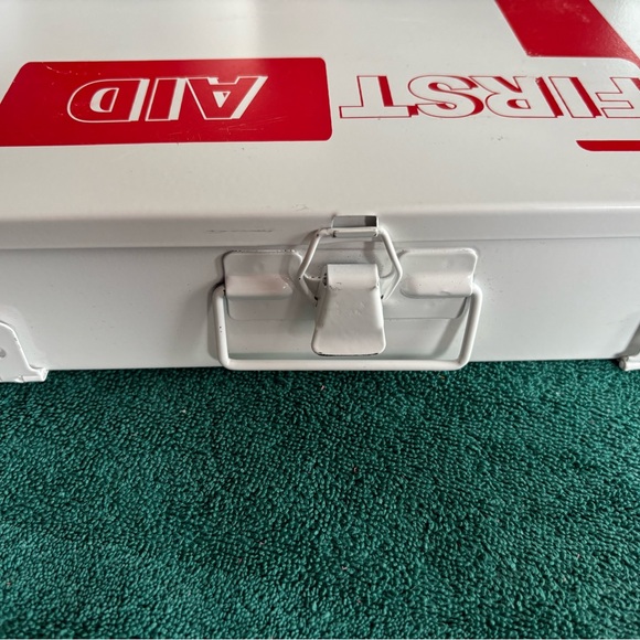 Metal First Aid Kit - Picture 12 of 14